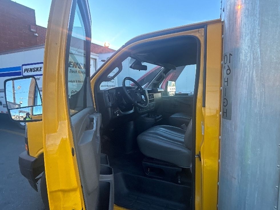 Light Duty Box Truck-Light and Medium Duty Trucks-GMC-2022-Savana G33903-Torrance-CA-90,935\n\t\tmiles-$ 30,250 - Image 16
