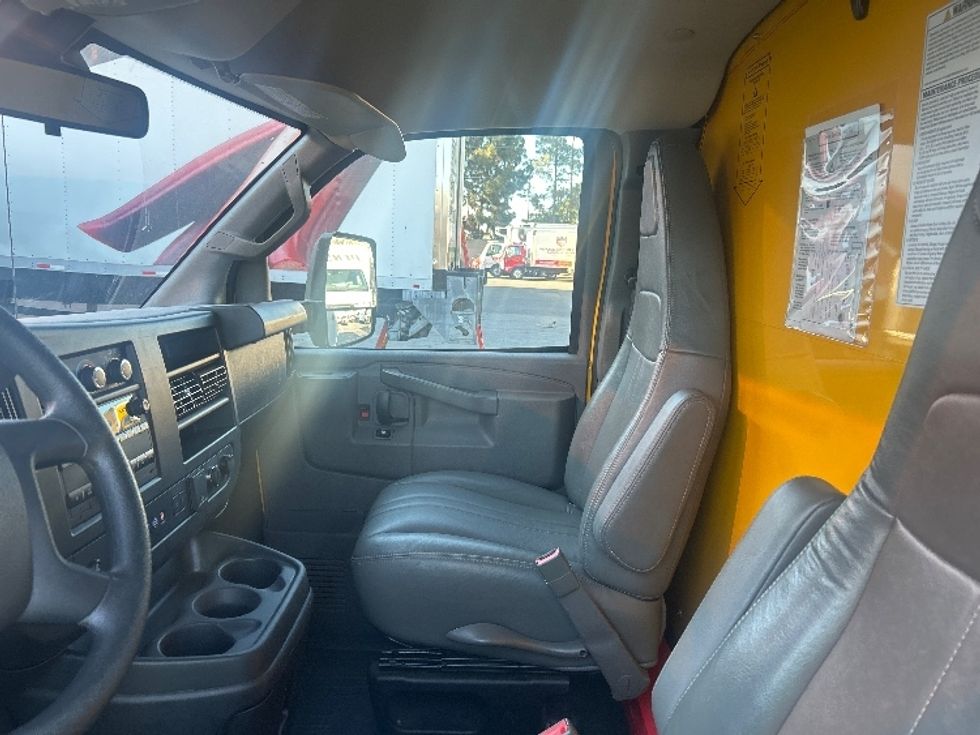 Light Duty Box Truck-Light and Medium Duty Trucks-GMC-2022-Savana G33903-Torrance-CA-90,935\n\t\tmiles-$ 30,250 - Image 19