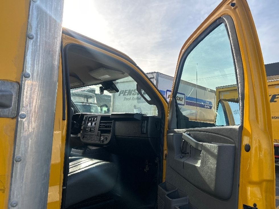 Light Duty Box Truck-Light and Medium Duty Trucks-GMC-2022-Savana G33903-Torrance-CA-90,935\n\t\tmiles-$ 30,250 - Image 20