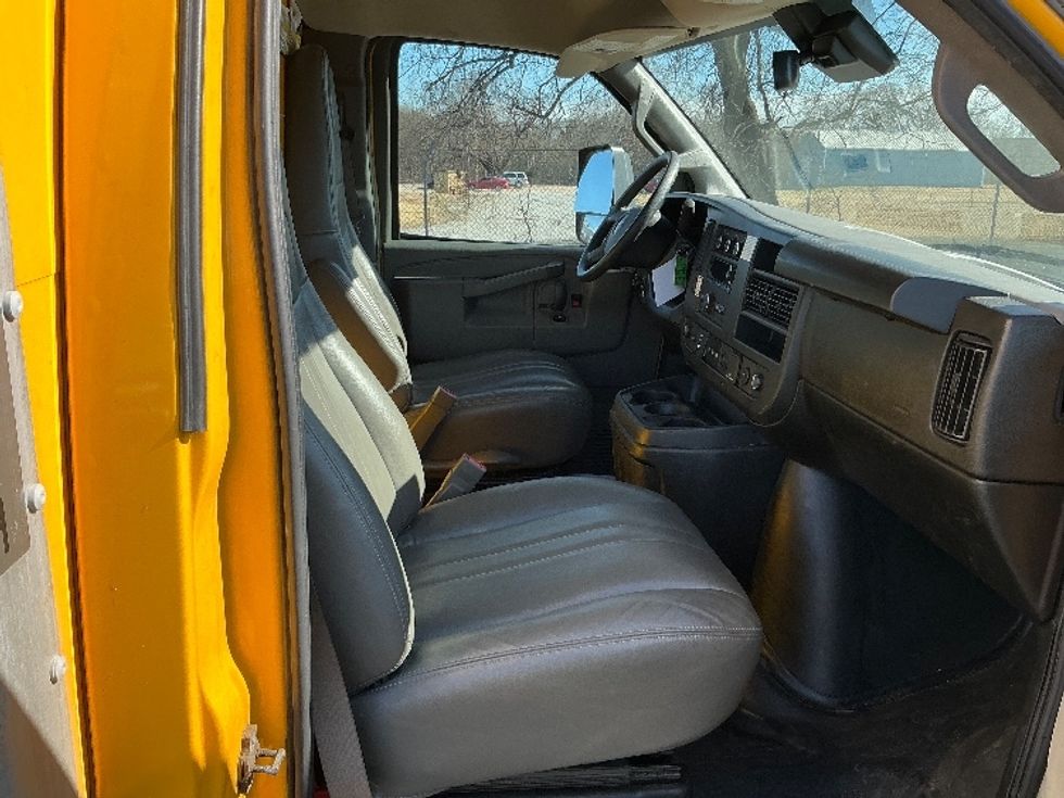 Light Duty Box Truck-Light and Medium Duty Trucks-GMC-2022-Savana G33903-Tulsa-OK-88,335\n\t\tmiles-$ 29,750 - Image 22