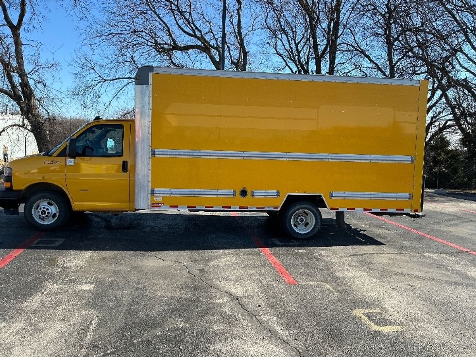 Light Duty Box Truck-Light and Medium Duty Trucks-GMC-2022-Savana G33903-Tulsa-OK-88,335\n\t\tmiles-$ 29,750 - Image 3