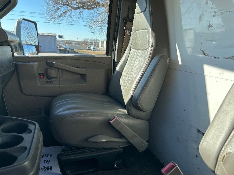 Light Duty Box Truck-Light and Medium Duty Trucks-GMC-2022-Savana G33903-Tulsa-OK-99,386\n\t\tmiles-$ 31,750 - Image 18
