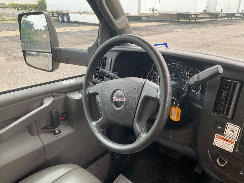 Light Duty Box Truck-Light and Medium Duty Trucks-GMC-2022-Savana G33903-Warren-MI-123,159\n\t\tmiles-$ 24,500 - Image 17