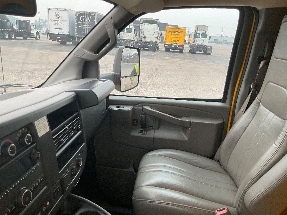 Light Duty Box Truck-Light and Medium Duty Trucks-GMC-2022-Savana G33903-Warren-MI-123,159\n\t\tmiles-$ 24,500 - Image 19