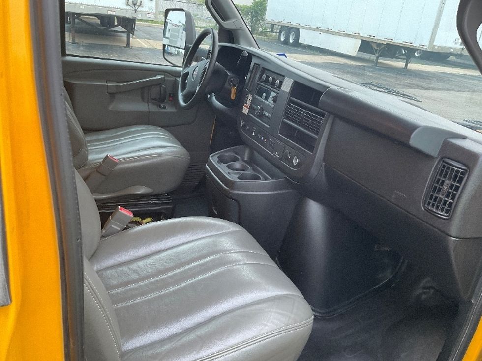 Light Duty Box Truck-Light and Medium Duty Trucks-GMC-2022-Savana G33903-Warren-MI-123,159\n\t\tmiles-$ 24,500 - Image 22