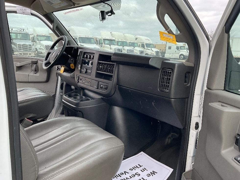 Light Duty Box Truck-Light and Medium Duty Trucks-GMC-2022-Savana G33903-Warren-MI-25,822\n\t\tmiles-$ 48,500 - Image 12