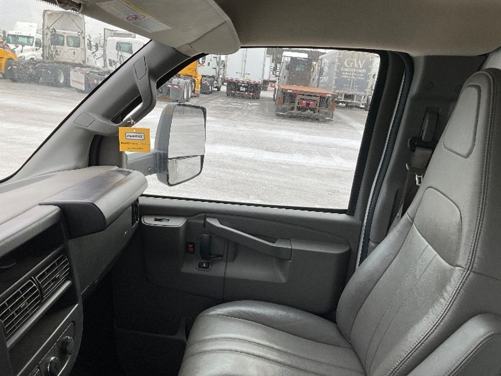 Light Duty Box Truck-Light and Medium Duty Trucks-GMC-2022-Savana G33903-Warren-MI-25,822\n\t\tmiles-$ 48,500 - Image 17