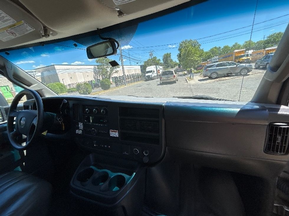 Light Duty Box Truck-Light and Medium Duty Trucks-GMC-2022-Savana G33903-West Babylon-NY-52,653\n\t\tmiles-$ 36,500 - Image 21