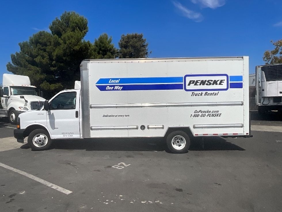 Light Duty Box Truck-Light and Medium Duty Trucks-GMC-2022-Savana G33903-West Sacramento-CA-102,383\n\t\tmiles-$ 32,000 - Image 4