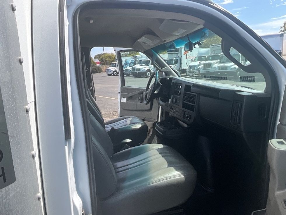 Light Duty Box Truck-Light and Medium Duty Trucks-GMC-2022-Savana G33903-West Sacramento-CA-102,383\n\t\tmiles-$ 32,000 - Image 22