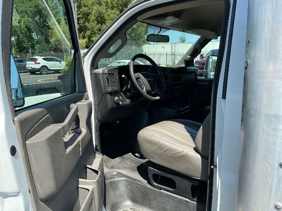Light Duty Box Truck-Light and Medium Duty Trucks-GMC-2022-Savana G33903-West Sacramento-CA-24,125\n\t\tmiles-$ 48,000 - Image 16