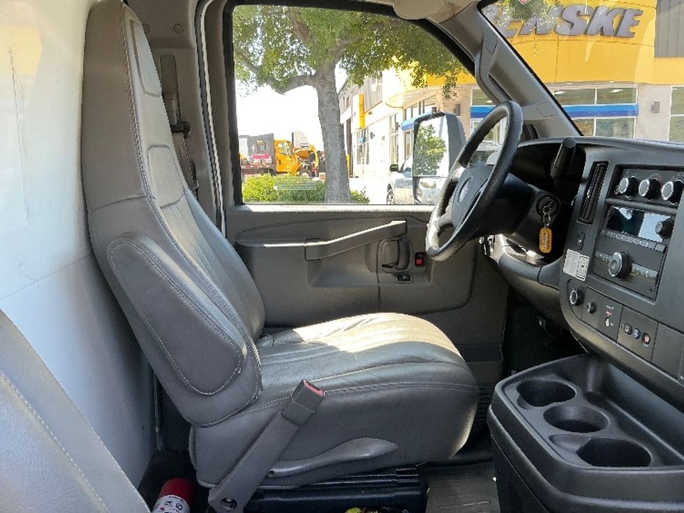 Light Duty Box Truck-Light and Medium Duty Trucks-GMC-2022-Savana G33903-West Sacramento-CA-24,125\n\t\tmiles-$ 48,000 - Image 22