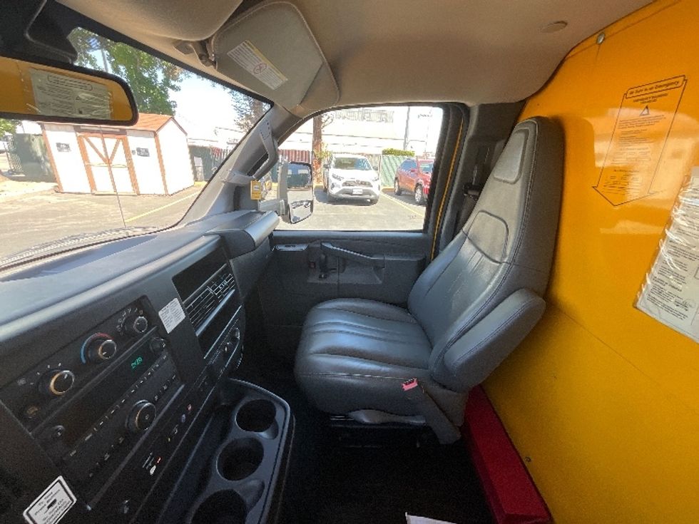 Light Duty Box Truck-Light and Medium Duty Trucks-GMC-2022-Savana G33903-West Sacramento-CA-85,650\n\t\tmiles-$ 31,250 - Image 19