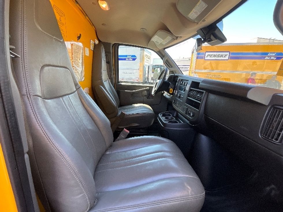 Light Duty Box Truck-Light and Medium Duty Trucks-GMC-2022-Savana G33903-West Sacramento-CA-85,650\n\t\tmiles-$ 31,250 - Image 22