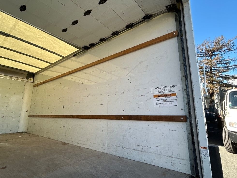 Light Duty Box Truck-Light and Medium Duty Trucks-GMC-2022-Savana G33903-West Sacramento-CA-86,208\n\t\tmiles-$ 35,250 - Image 12