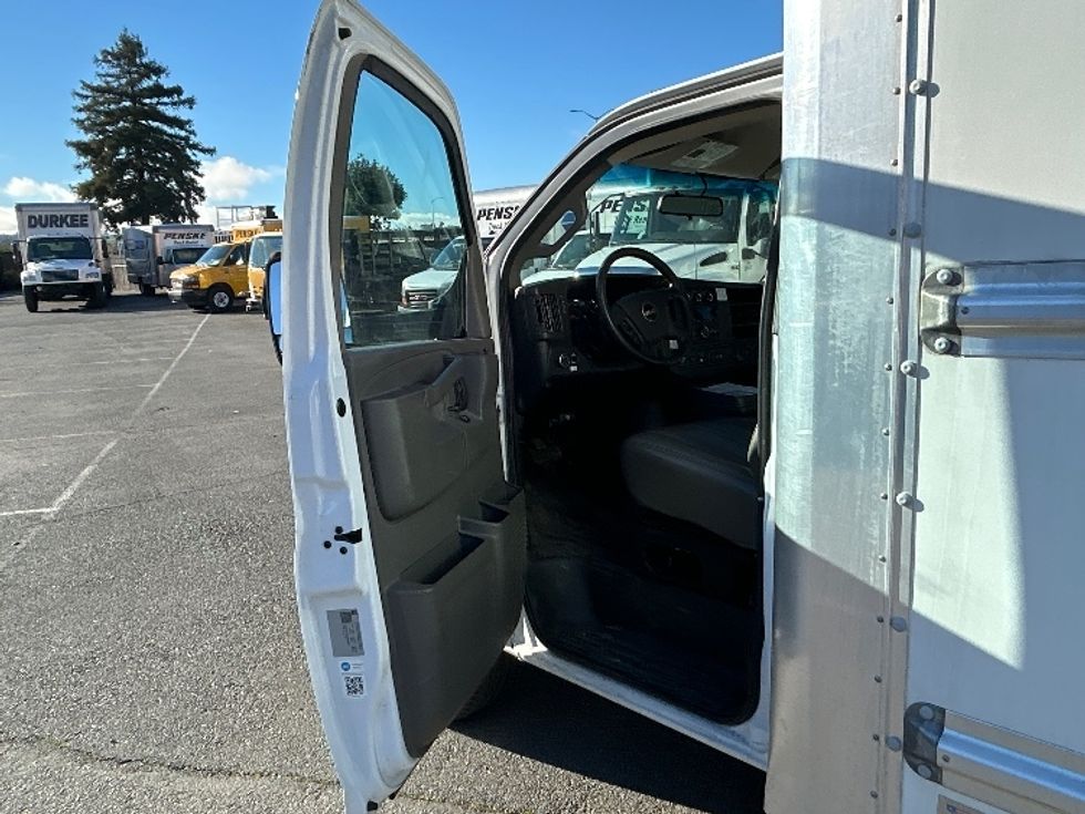Light Duty Box Truck-Light and Medium Duty Trucks-GMC-2022-Savana G33903-West Sacramento-CA-86,208\n\t\tmiles-$ 35,250 - Image 16