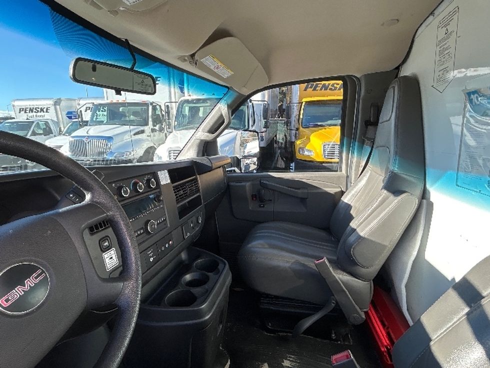 Light Duty Box Truck-Light and Medium Duty Trucks-GMC-2022-Savana G33903-West Sacramento-CA-86,208\n\t\tmiles-$ 35,250 - Image 19