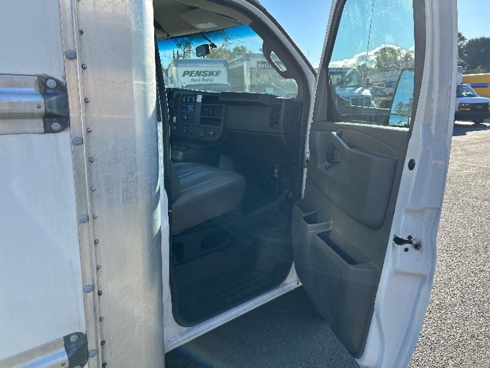 Light Duty Box Truck-Light and Medium Duty Trucks-GMC-2022-Savana G33903-West Sacramento-CA-86,208\n\t\tmiles-$ 35,250 - Image 20