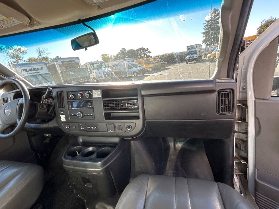 Light Duty Box Truck-Light and Medium Duty Trucks-GMC-2022-Savana G33903-West Sacramento-CA-86,208\n\t\tmiles-$ 35,250 - Image 21