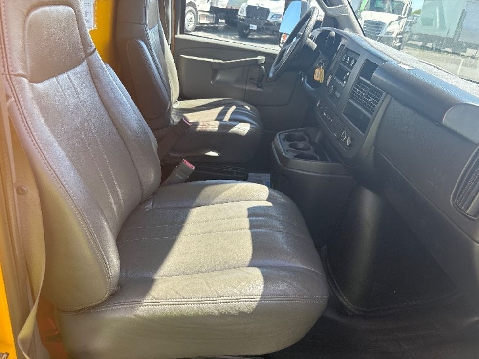 Light Duty Box Truck-Light and Medium Duty Trucks-GMC-2022-Savana G33903-West Sacramento-CA-95,408\n\t\tmiles-$ 28,000 - Image 21