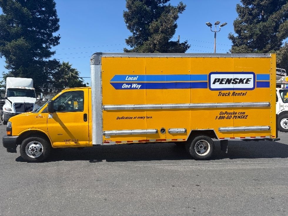 Light Duty Box Truck-Light and Medium Duty Trucks-GMC-2022-Savana G33903-West Sacramento-CA-95,408\n\t\tmiles-$ 28,000 - Image 4
