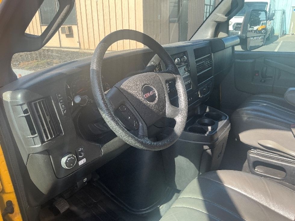 Light Duty Box Truck-Light and Medium Duty Trucks-GMC-2022-Savana G33903-West Sacramento-CA-95,617\n\t\tmiles-$ 28,000 - Image 17