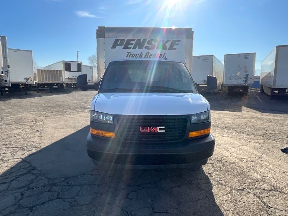 2022 Gmc Savana 3500 Cutaway photo 2