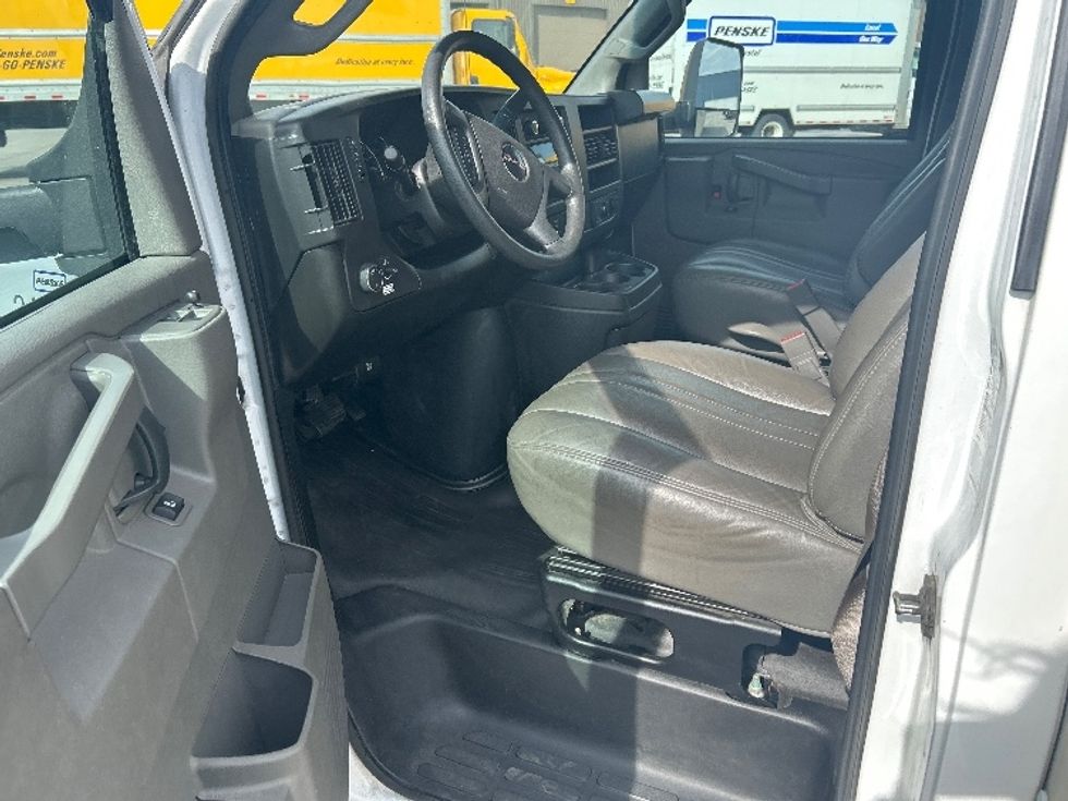 Light Duty Box Truck-Light and Medium Duty Trucks-GMC-2022-Savana G33903-Zelienople-PA-60,389\n\t\tmiles-$ 38,250 - Image 15