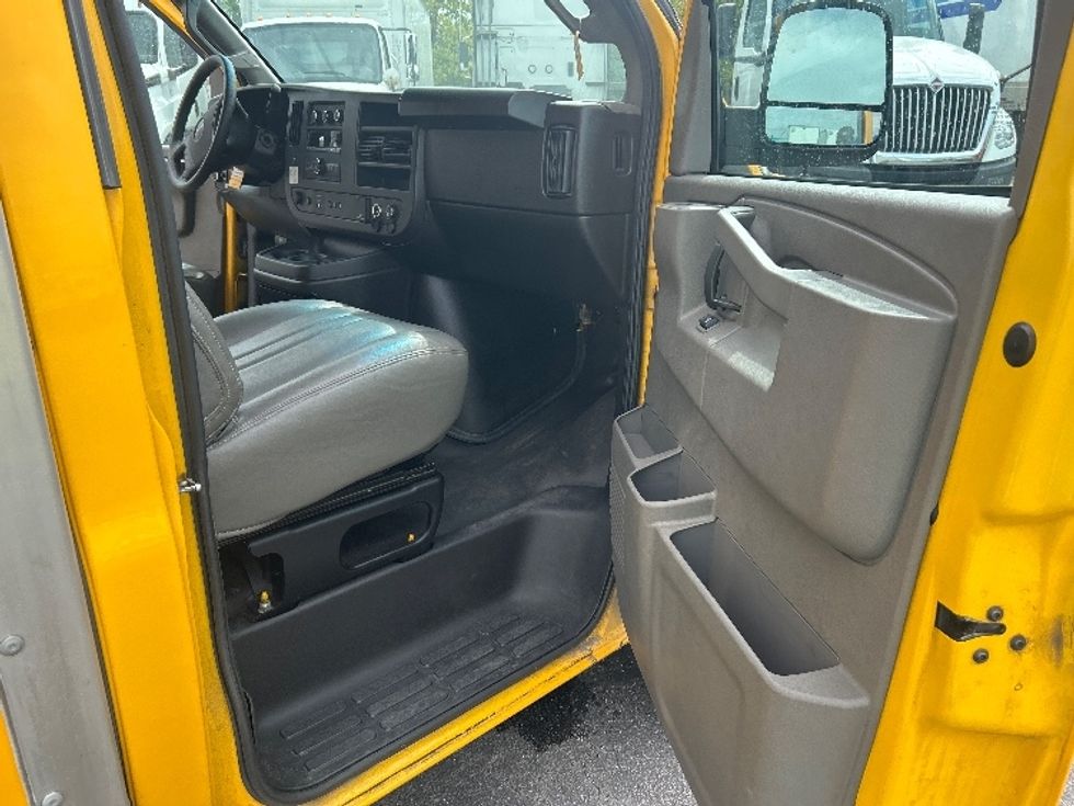 Light Duty Box Truck-Light and Medium Duty Trucks-GMC-2023-Savana G33503-Obetz-OH-106,278\n\t\tmiles-$ 27,500 - Image 17
