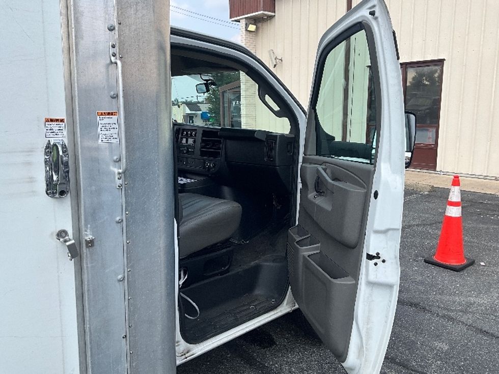 Light Duty Box Truck-Light and Medium Duty Trucks-GMC-2023-Savana G33903-Alexandria-VA-55,018\n\t\tmiles-$ 41,250 - Image 19