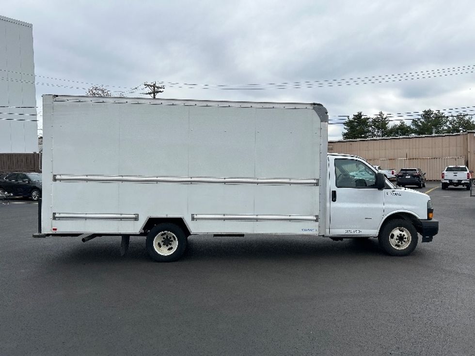 Light Duty Box Truck-Light and Medium Duty Trucks-GMC-2023-Savana G33903-Braintree-MA-118,393\n\t\tmiles-$ 29,500 - Image 15
