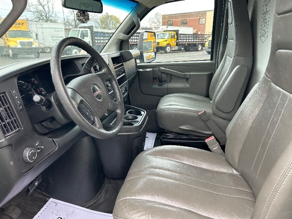 Light Duty Box Truck-Light and Medium Duty Trucks-GMC-2023-Savana G33903-Braintree-MA-118,393\n\t\tmiles-$ 29,500 - Image 19