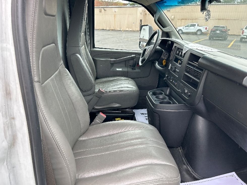Light Duty Box Truck-Light and Medium Duty Trucks-GMC-2023-Savana G33903-Braintree-MA-118,393\n\t\tmiles-$ 29,500 - Image 22