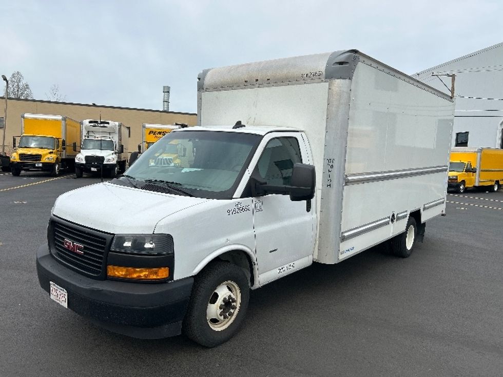Light Duty Box Truck-Light and Medium Duty Trucks-GMC-2023-Savana G33903-Braintree-MA-118,393\n\t\tmiles-$ 29,500 - Image 3