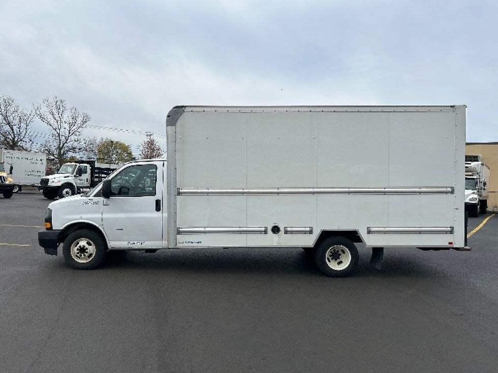 Light Duty Box Truck-Light and Medium Duty Trucks-GMC-2023-Savana G33903-Braintree-MA-118,393\n\t\tmiles-$ 29,500 - Image 4