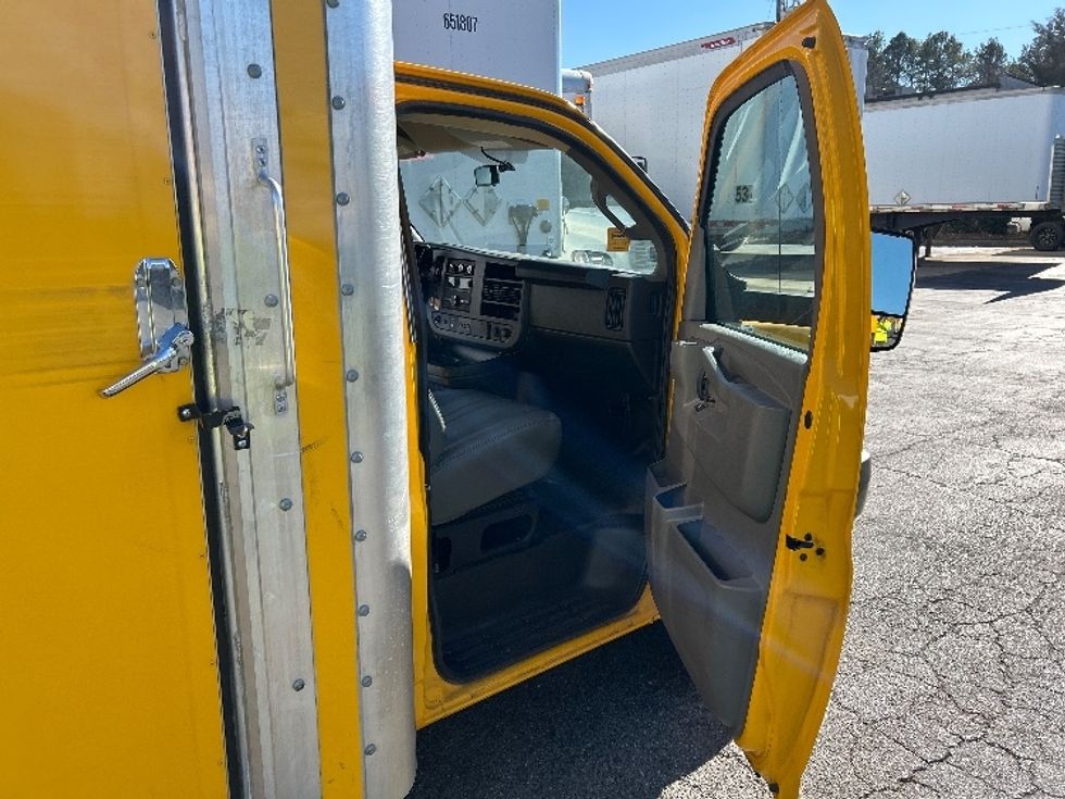 Light Duty Box Truck-Light and Medium Duty Trucks-GMC-2023-Savana G33903-Charlotte-NC-56,522\n\t\tmiles-$ 46,000 - Image 19