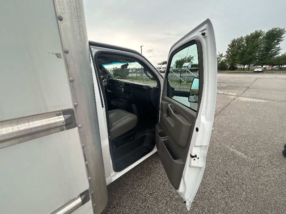 Light Duty Box Truck-Light and Medium Duty Trucks-GMC-2023-Savana G33903-Davenport-IA-80,953\n\t\tmiles-$ 37,750 - Image 19
