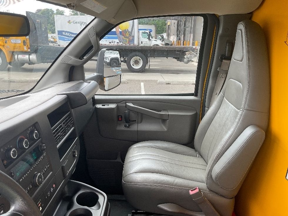 Light Duty Box Truck-Light and Medium Duty Trucks-GMC-2023-Savana G33903-Everett-WA-36,079\n\t\tmiles-$ 38,500 - Image 19