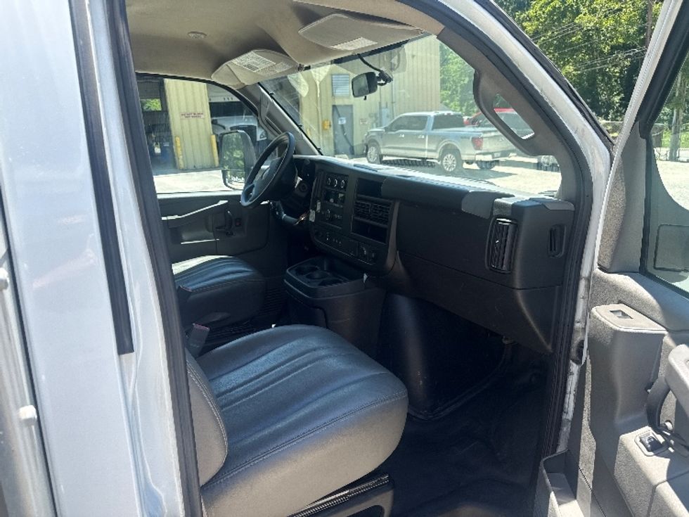Light Duty Box Truck-Light and Medium Duty Trucks-GMC-2023-Savana G33903-Huntington-WV-174,773\n\t\tmiles-$ 20,750 - Image 19