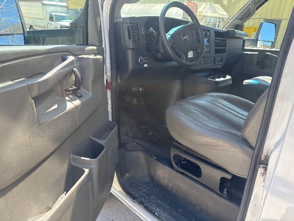 Light Duty Box Truck-Light and Medium Duty Trucks-GMC-2023-Savana G33903-Huntington-WV-175,917\n\t\tmiles-$ 21,500 - Image 16