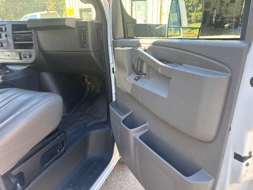 Light Duty Box Truck-Light and Medium Duty Trucks-GMC-2023-Savana G33903-Huntington-WV-196,984\n\t\tmiles-$ 19,750 - Image 19