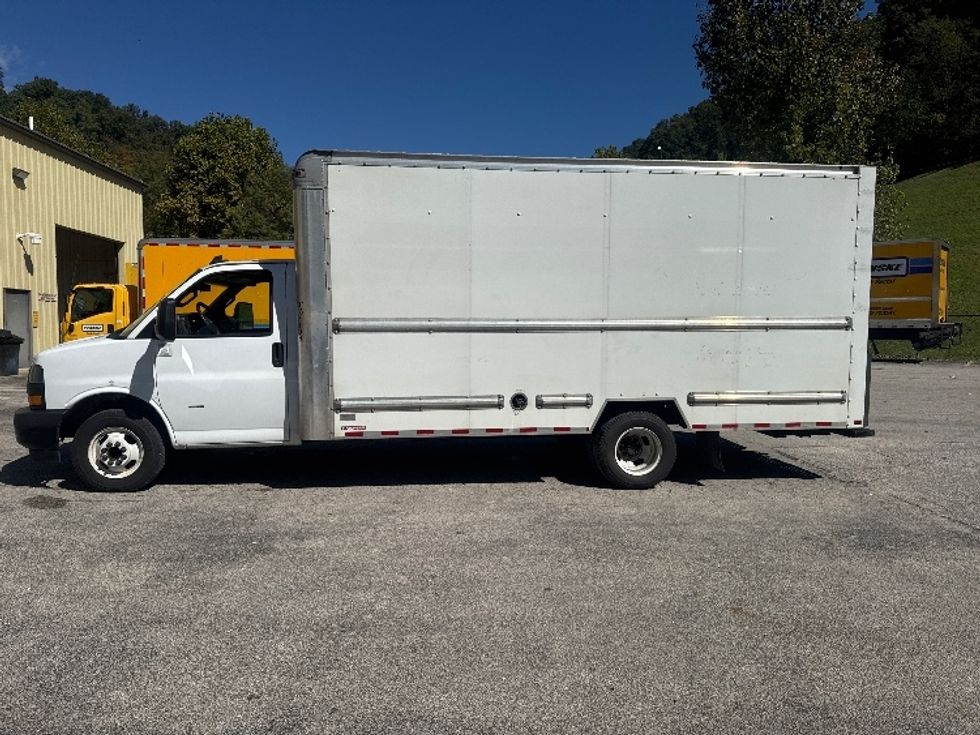 Light Duty Box Truck-Light and Medium Duty Trucks-GMC-2023-Savana G33903-Huntington-WV-196,984\n\t\tmiles-$ 19,750 - Image 4