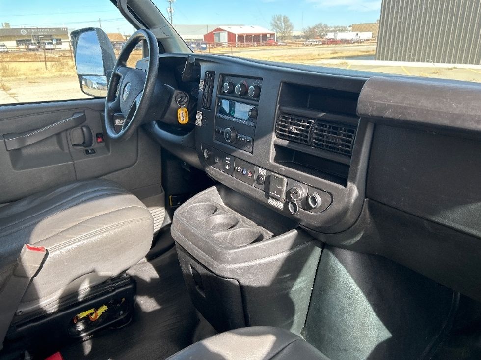 Light Duty Box Truck-Light and Medium Duty Trucks-GMC-2023-Savana G33903-Lubbock-TX-120,204\n\t\tmiles-$ 26,000 - Image 22