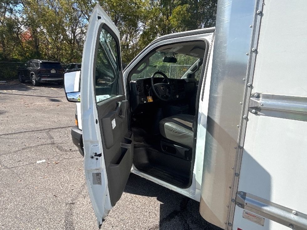 Light Duty Box Truck-Light and Medium Duty Trucks-GMC-2023-Savana G33903-Middlefield-OH-103,017\n\t\tmiles-$ 35,000 - Image 15