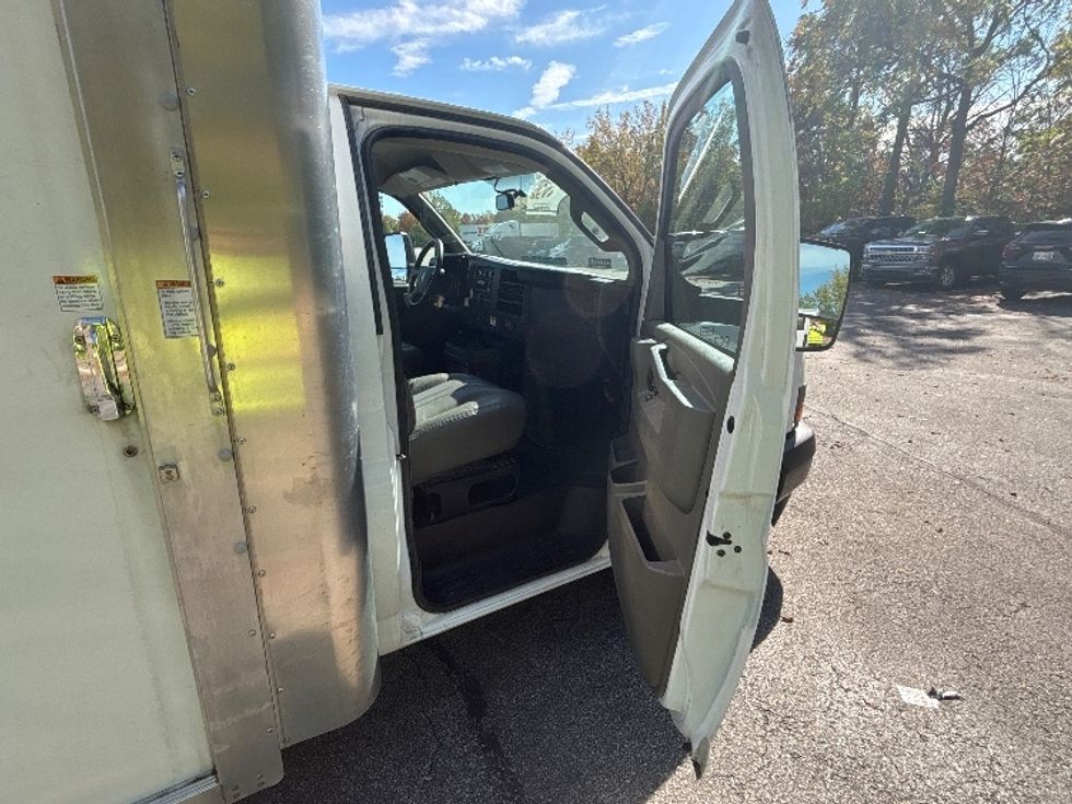 Light Duty Box Truck-Light and Medium Duty Trucks-GMC-2023-Savana G33903-Middlefield-OH-103,017\n\t\tmiles-$ 35,000 - Image 19