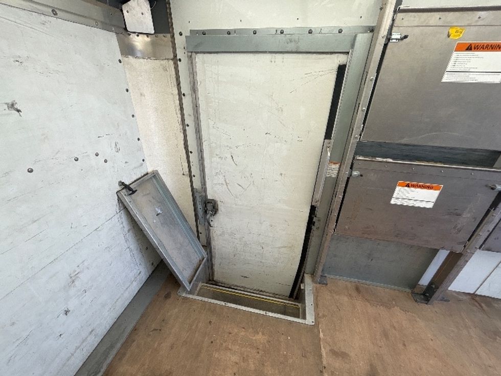 Light Duty Box Truck-Light and Medium Duty Trucks-GMC-2023-Savana G33903-Middlefield-OH-103,017\n\t\tmiles-$ 35,000 - Image 27