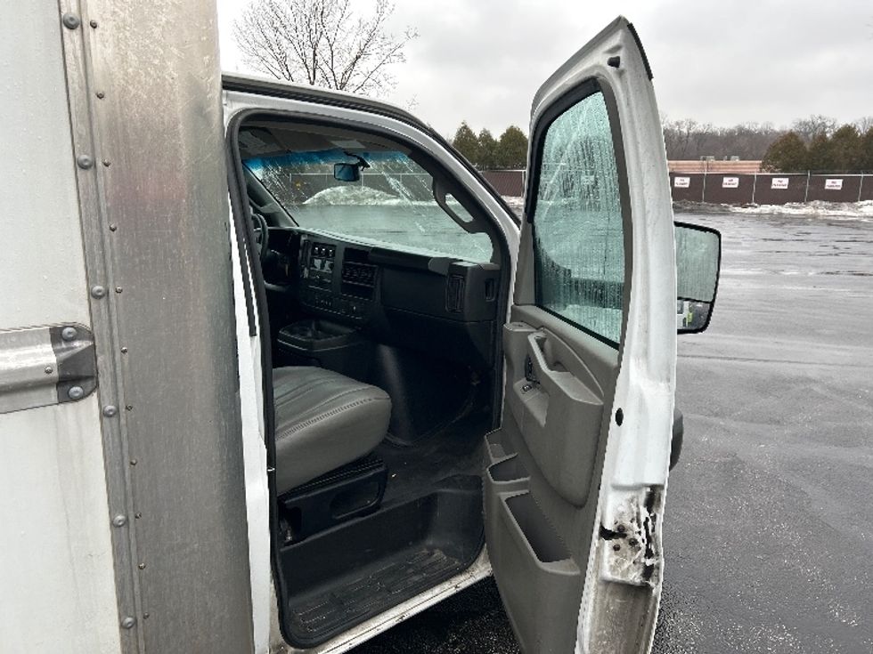 Light Duty Box Truck-Light and Medium Duty Trucks-GMC-2023-Savana G33903-Middlefield-OH-110,318\n\t\tmiles-$ 31,250 - Image 19