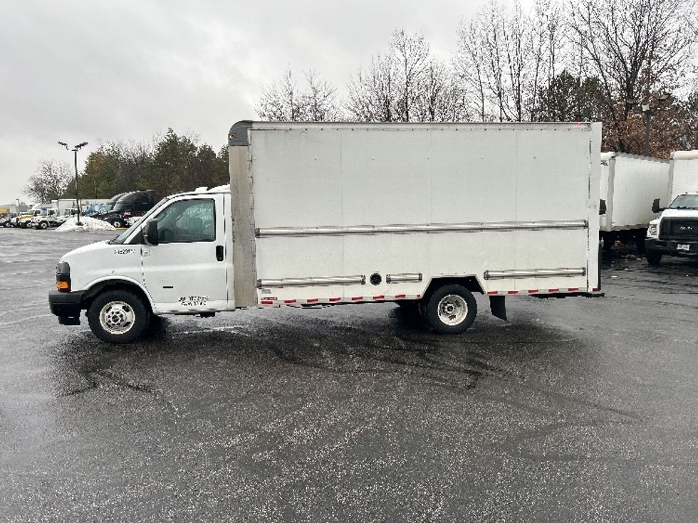 Light Duty Box Truck-Light and Medium Duty Trucks-GMC-2023-Savana G33903-Middlefield-OH-110,318\n\t\tmiles-$ 31,250 - Image 4