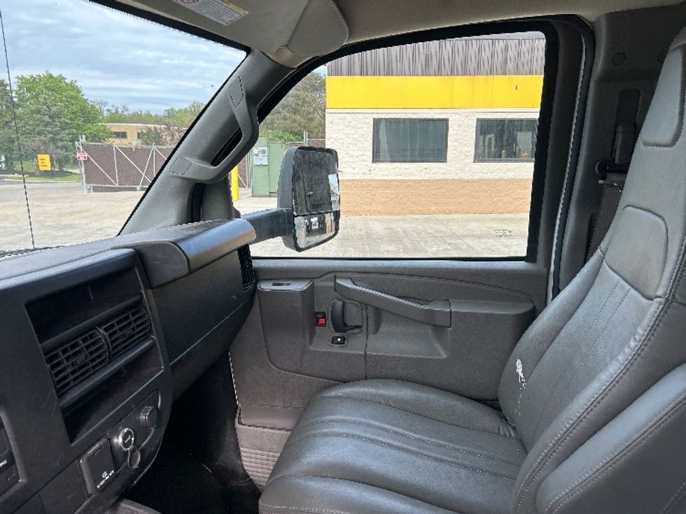Light Duty Box Truck-Light and Medium Duty Trucks-GMC-2023-Savana G33903-Middlefield-OH-124,100\n\t\tmiles-$ 27,000 - Image 19