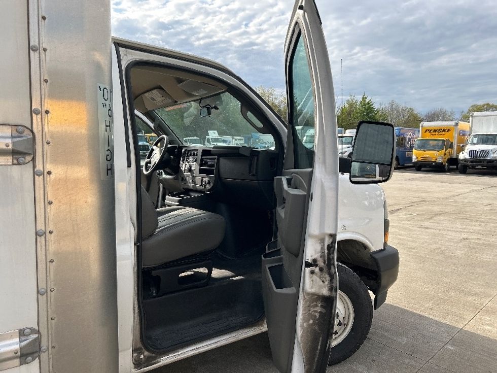 Light Duty Box Truck-Light and Medium Duty Trucks-GMC-2023-Savana G33903-Middlefield-OH-124,100\n\t\tmiles-$ 27,000 - Image 20